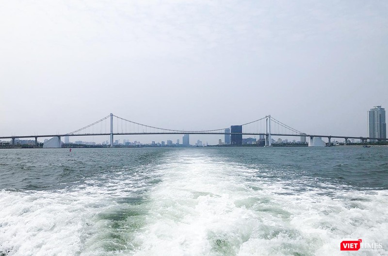 Ngắm toàn cảnh thành phố nhìn từ vịnh Đà Nẵng cũng đem lại những trải nghiệm thú vị