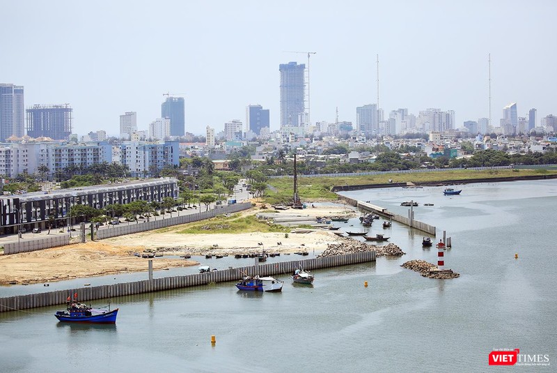 Chủ đầu tư dự án Marina Complex thi công đóng cọc cừ, xây dựng hệ thống bờ kè lấn vào mặt sông Hàn khiến dư luận quan ngại về tác động đến dòng chảy và khả năng thoát lũ của sông Hàn