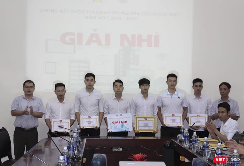 Nhóm tác giả mô hình máy vớt rác trên sông hồ, biển đoạt giải Nhì cuộc thi Sinh viên Nghiên cứu khoa học của ĐH Bách Khoa Đà Nẵng