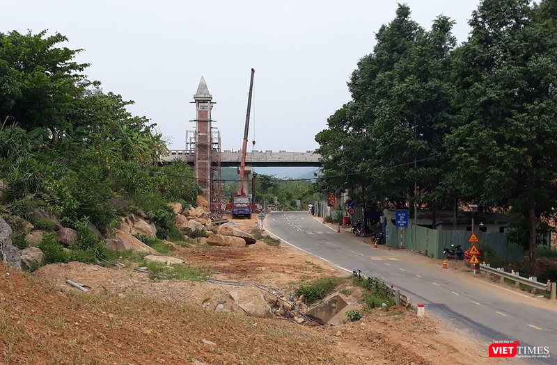 Công trình cầu phục vụ hoạt động Khu du lịch suối khoáng nóng Núi Thần Tài do Công ty CP DHC Suối Đôi làm chủ đầu tư, vắt ngang qua quốc lộ 14G