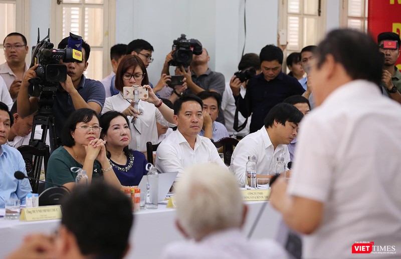 Bà Nguyễn Thị Như Loan (Chủ tịch HĐQT kiêm Tổng Giám đốc Công ty CP Quốc Cường Gia Lai), đại diện Chủ đầu tư Dự án BĐS và Bến du thuyền Marina Complex (mặc áo đen ngồi giữa) đang lắng nghe ý kiến phản biện tại Hội nghị