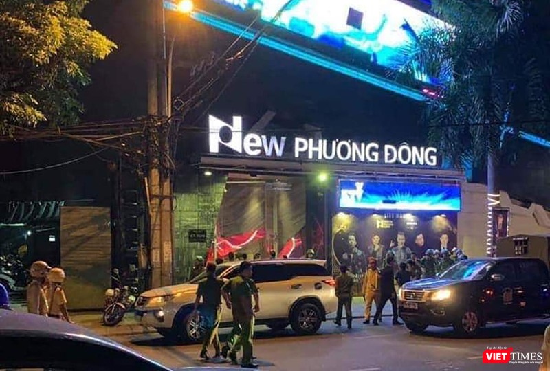 Lực lượng công an đang bảo vệ bên ngoài vũ trường New Phương Đông để phục vụ kiểm tra bên trong Lực lượng công an đang bảo vệ bên ngoài Vũ trường New Phương Đông để phục vụ kiểm tra bên trong