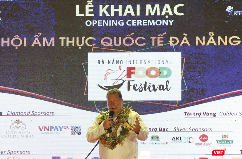 Chủ tịch Hiệp hội Đầu bếp Thế giới – ông Thomas Andreas Gugler phát biểu tại đêm Khai mạc DNIFF 2019 Chủ tịch Hiệp hội Đầu bếp Thế giới – ông Thomas Andreas Gugler phát biểu tại đêm Khai mạc DNIFF 2019
