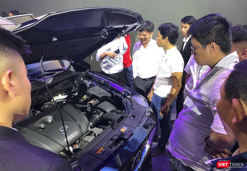 Khách hàng thích thú với phiên bàn Mazda CX-8 hoàn toàn mới