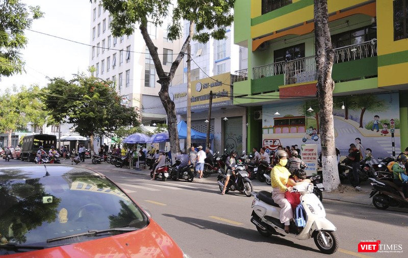 Phía bên kia điểm thi, phụ huynh căng thẳng dõi theo