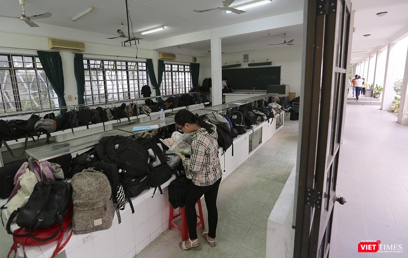 Thí sinh tại khu vực để túi xách, tư trang của thí sinh