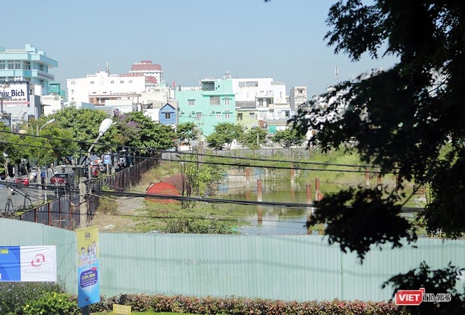 Dự án Khu phức hợp Trung tâm thương mại, căn hộ cao cấp và khách sạn 5 sao Danang Center (khu đất phía tây Nhà hát Trưng Vương) do Công ty CP Địa ốc Vũ Châu Long làm chủ đầu tư "đắp chiếu" hơn 10 năm qua.