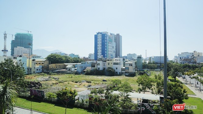Sau hơn 10 năm, dự án Viễn Đông Meridian tại địa chỉ 84 Hùng Vương, quận Hải Châu chỉ là mảnh đất trống cỏ mọc um tùm.