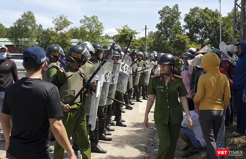 Hàng rào hộ tống xe vận chuyển rác đi vào bãi rác Khánh Sơn được thiết lập