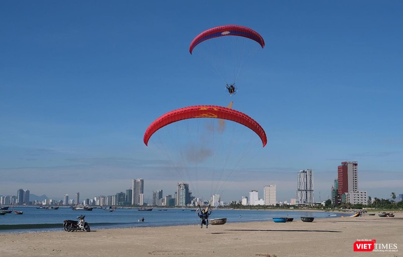 Màn trình diễn của đội Paramotor đến từ Lào