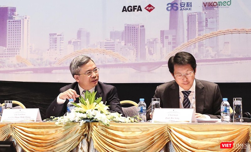 GS.TS Phạm Minh Thông - Chủ tịch Hội Điện quang và Y học hạt nhân Việt Nam (trái) cùng chuyên gia hội Điện quang châu Á điều hành phiên hội thảo về điện quang can thiệp GS.TS Phạm Minh Thông - Chủ tịch Hội Điện quang và Y học hạt nhân Việt Nam (trái) cùng chuyên gia hội Điện quang châu Á điều hành phiên hội thảo về điện quang can thiệp