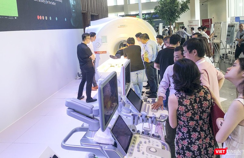 Nhiều thiết bị chẩn đoán hình ảnh hiện đại nhất được trưng bày, giới thiệu tại hội nghị Nhiều thiết bị chẩn đoán hình ảnh hiện đại nhất được trưng bày, giới thiệu tại hội nghị