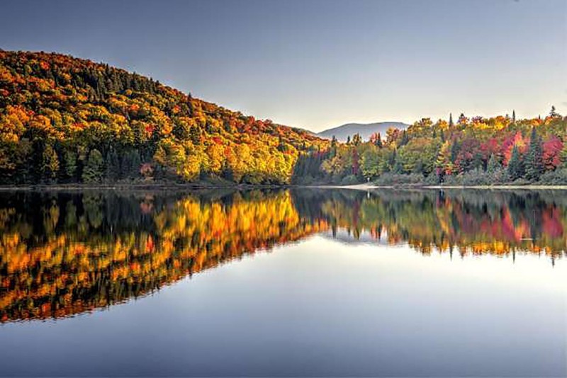 Công viên quốc gia Mont-Tremblant, Quebec, Canada biến đổi màu sắc từng ngày khi vào thu (ảnh Pascal L Marius)