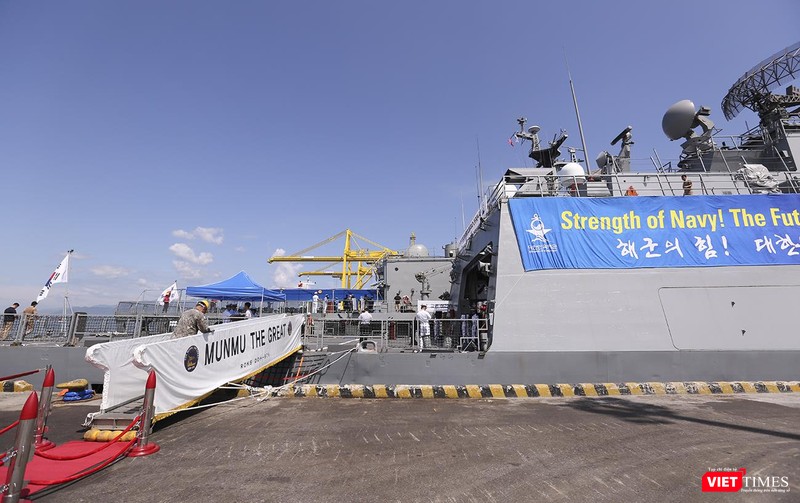 Phía đuôi tàu khu trục Moon Mu The Great được trang bị hangar và sân đỗ trực thăng Phía đuôi tàu khu trục Moon Mu The Great được trang bị hangar và sân đỗ trực thăng