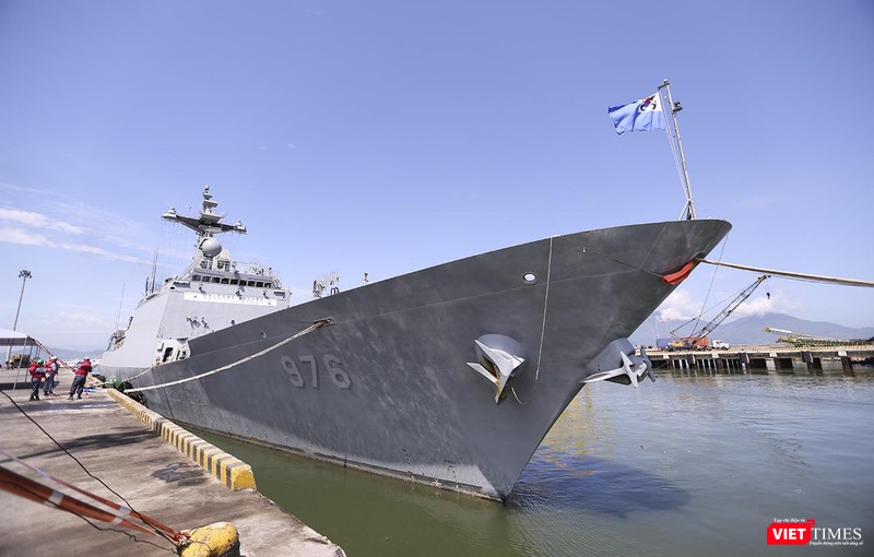 Tàu khu trục Moon Mu The Great mang số hiệu 976 tại cảng Tiên Sa Tàu khu trục Moon Mu The Great mang số hiệu 976 tại cảng Tiên Sa