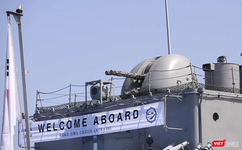 Pháo hạm được đặt phía sau Pháo hạm được đặt phía sau