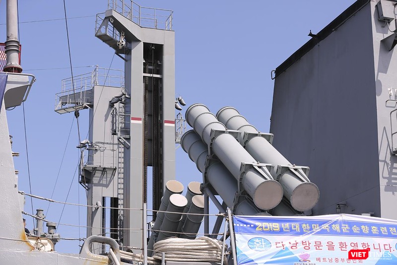 Tên lửa hành trình phía thân hạm Tên lửa hành trình phía thân hạm