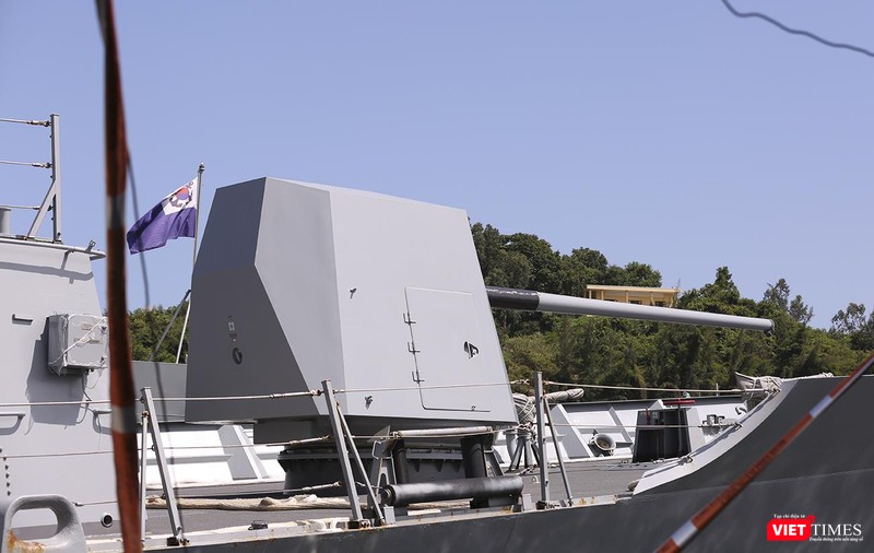 Pháo hạm phía mũi tàu Pháo hạm phía mũi tàu