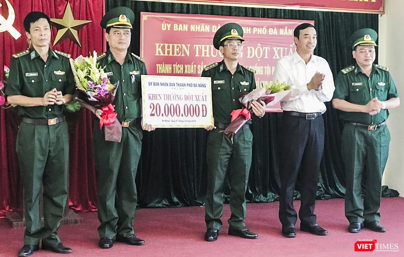 Ngày 7/10, Phó Chủ tịch UBND TP Đà Nẵng Lê Trung Chinh, đại diện cho TP Đà Nẵng trao thưởng cho lực lượng phá án ma túy lớn Ngày 7/10, Phó Chủ tịch UBND TP Đà Nẵng Lê Trung Chinh, đại diện cho TP Đà Nẵng trao thưởng cho lực lượng phá án ma túy lớn