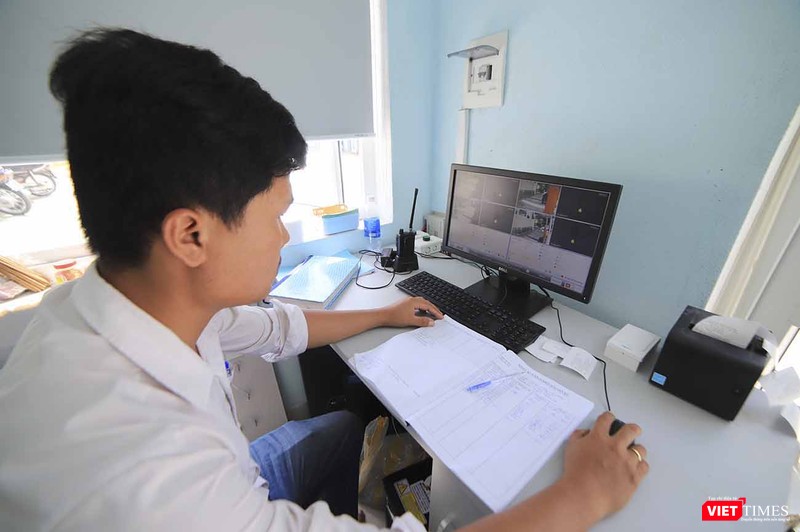 Nhân viên quản lý qua hệ thống camera