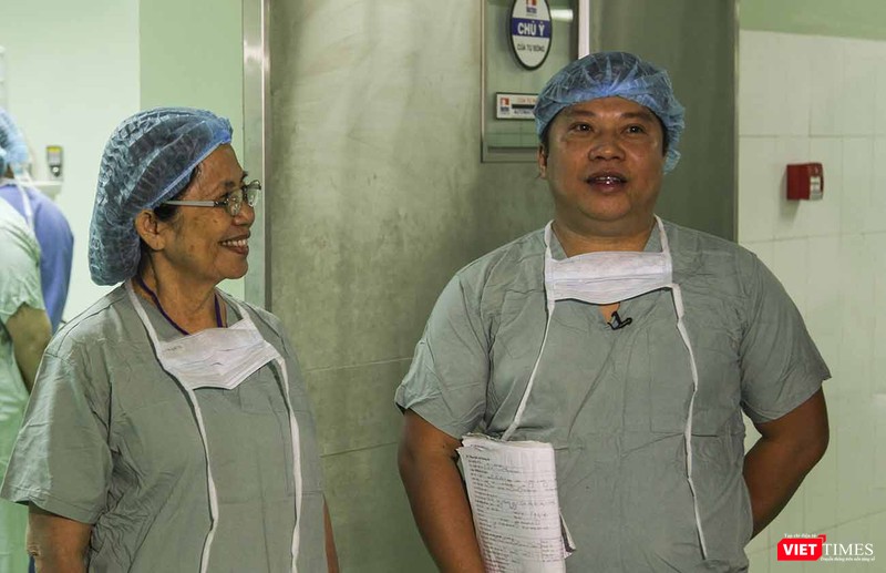 GS.TS Nguyễn Thị Ngọc Phượng - Chủ tịch Hội Nội tiết sinh sản-vô sinh TP HCM và TS.Trần Đình Vinh-Giám đốc BV Phụ sản-Nhi Đà Nẵng trước ca sinh hiếm muộn được điều trị bằng thụ tinh trong ống nghiệm