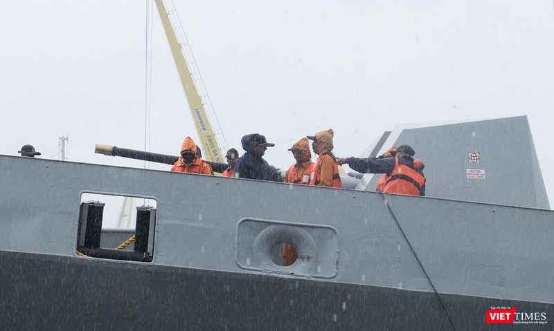 Pháo hạm hạng nặng phía mũi tàu