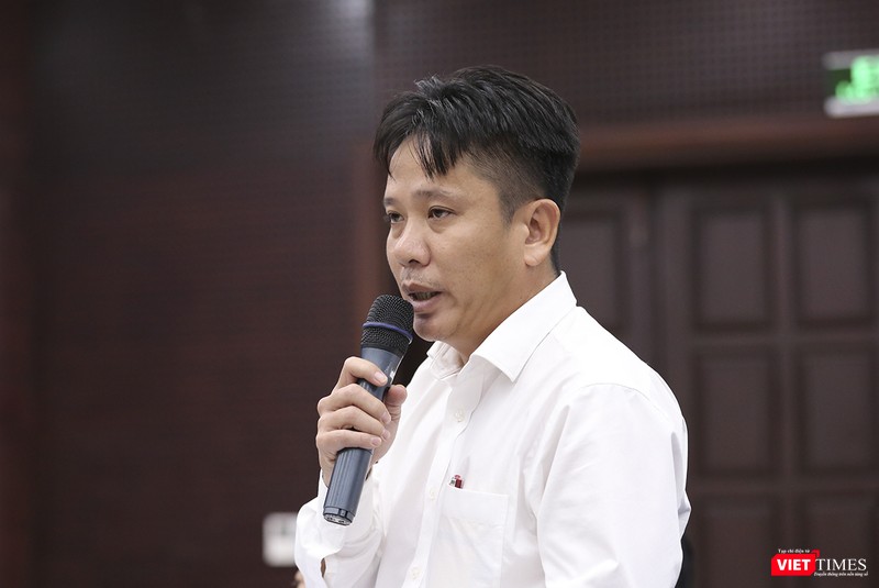 Ông Nguyễn Đức Việt - Phó Chủ tịch UBND quận Ngũ Hành Sơn trả lời báo chí tại họp báo Ông Nguyễn Đức Việt - Phó Chủ tịch UBND quận Ngũ Hành Sơn trả lời báo chí tại họp báo