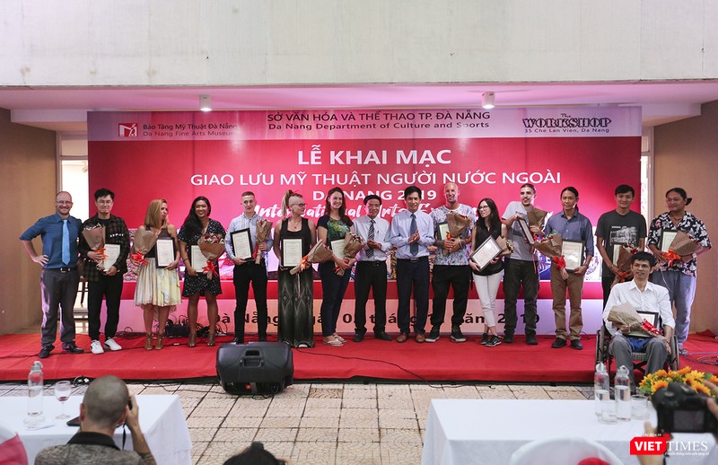 Giám đốc Sở VH&TT TP Đà Nẵng tặng hoa cho các nghệ sĩ