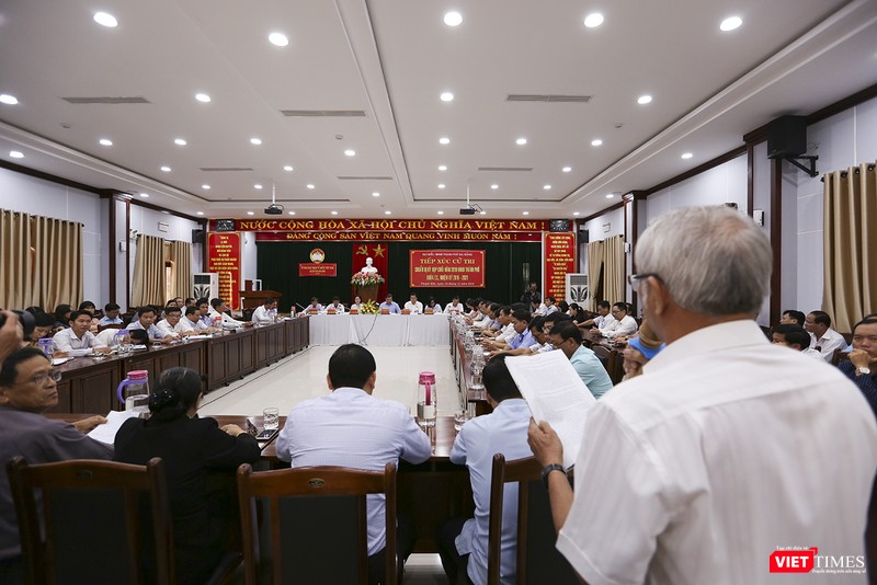 Cử tri phát biểu ý kiến tại buổi tiếp xúc cử tri quận Thanh Khê của tổ đại biểu HĐND TP Đà Nẵng do ông Huỳnh Đức Thơ - Chủ tịch UBND TP làm trưởng đoàn Cử tri phát biểu ý kiến tại buổi tiếp xúc cử tri quận Thanh Khê của tổ đại biểu HĐND TP Đà Nẵng do ông Huỳnh Đức Thơ - Chủ tịch UBND TP làm trưởng đoàn