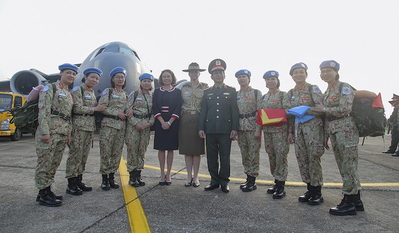 Chụp ảnh lưu niệm trước chuyến bay