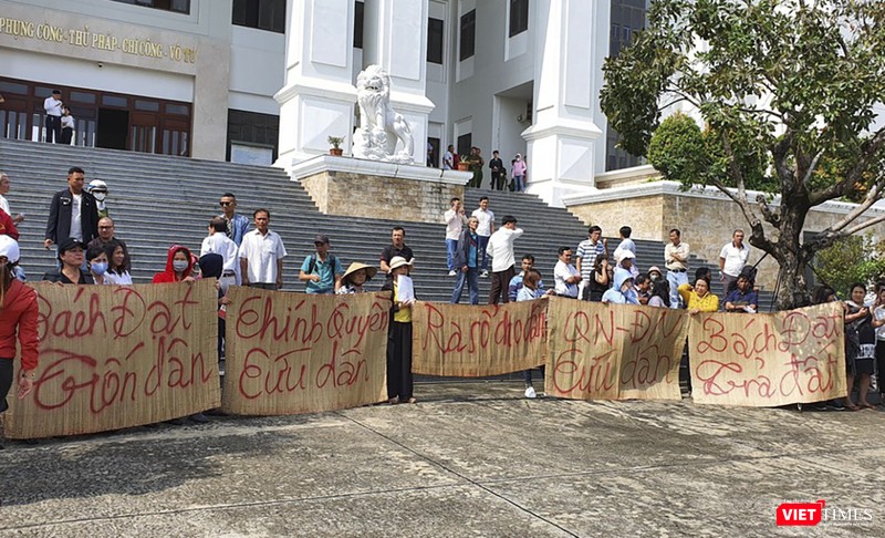 Sáng 15/11, bất bình vì sự vắng mặt không lý do của nguyên đơn - Công ty CP Bách Đạt An tại phiên tòa, số khách hàng có quyền lợi và nghĩa vụ liên quan đã căng băng rôn ngay trước trụ sở Tòa an để phản đối