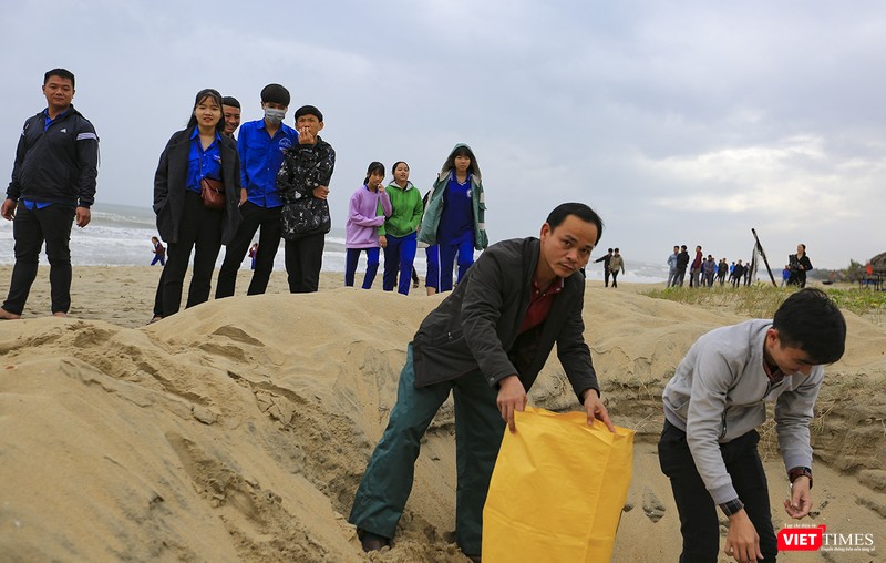 Chung tay làm sạch bãi biển Hà My