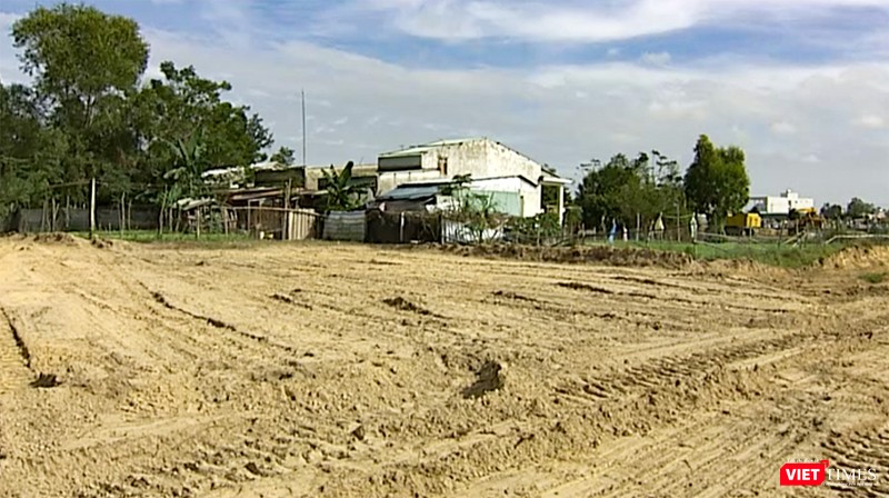 Nhà dân và ruộng hoa màu chưa được đền bù di dời Nhà dân và ruộng hoa màu chưa được đền bù di dời