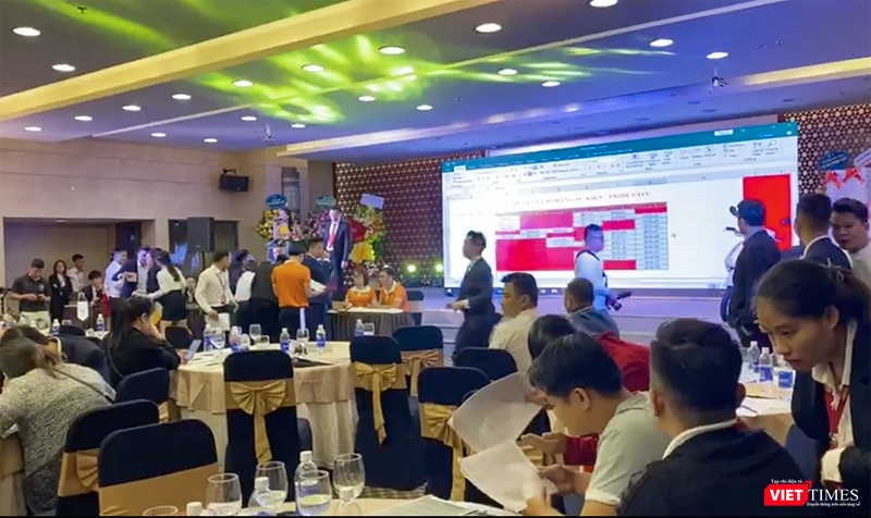 Mặc dù hiện trường là những ruộng hoa màu, nghĩa địa, nhưng các sàn môi giới vẫn tổ chức giới thiệu dự án và tổ chức huy động vốn Mặc dù hiện trường là những ruộng hoa màu, nghĩa địa, nhưng các sàn môi giới vẫn tổ chức giới thiệu dự án và tổ chức huy động vốn