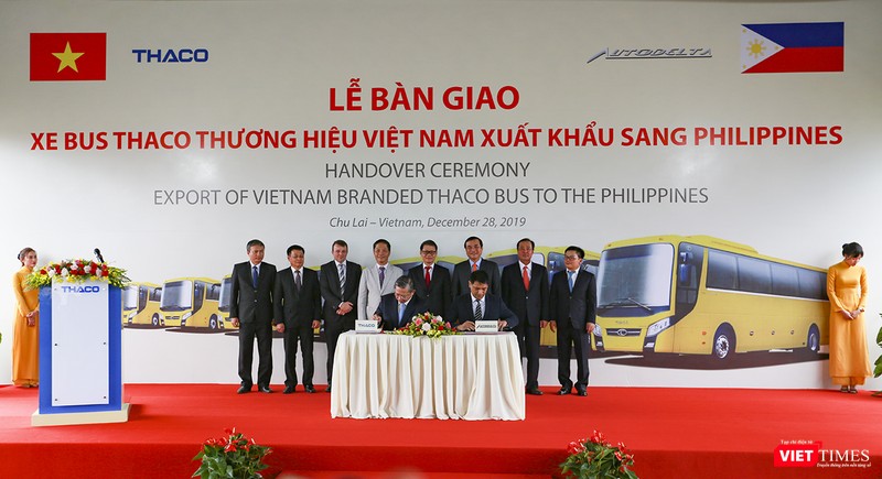 Đại diện Thaco và Autodelta (Philippines) ký kết hợp tác chiến lược tại sự kiện Thaco xuất xe bus ra nước ngoài Đại diện Thaco và Autodelta (Philippines) ký kết hợp tác chiến lược tại sự kiện Thaco xuất xe bus ra nước ngoài