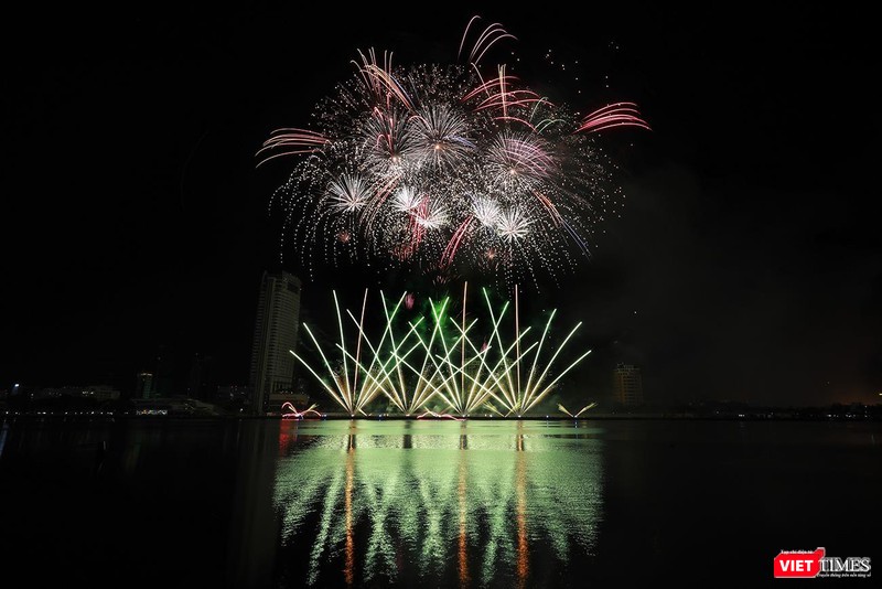 Một pha trình diễn pháo hoa của đội Phần Lan tại đêm chung kết DIFF 2019