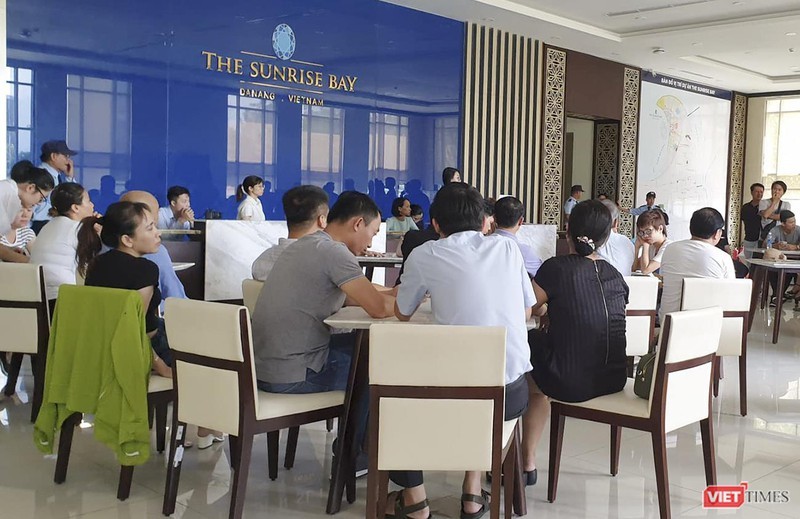 Rất nhiều lần khách hàng mua sản phẩm BĐS ở Khu đô thị Đa Phước kéo đến nhà điều hành dự án để đòi quyền lợi Rất nhiều lần khách hàng mua sản phẩm BĐS ở Khu đô thị Đa Phước kéo đến nhà điều hành dự án để đòi quyền lợi