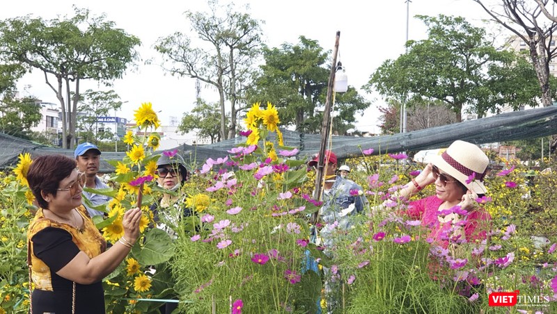 Người mua tranh thủ ghi lại những khoảnh khắc đáng nhớ