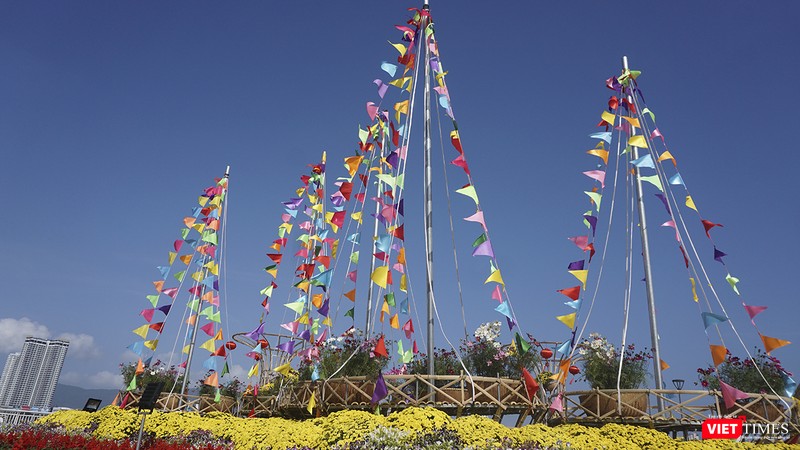 Đường hoa xuân Canh Tý 2020 có biểu tượng của cách buồm vươn khơi