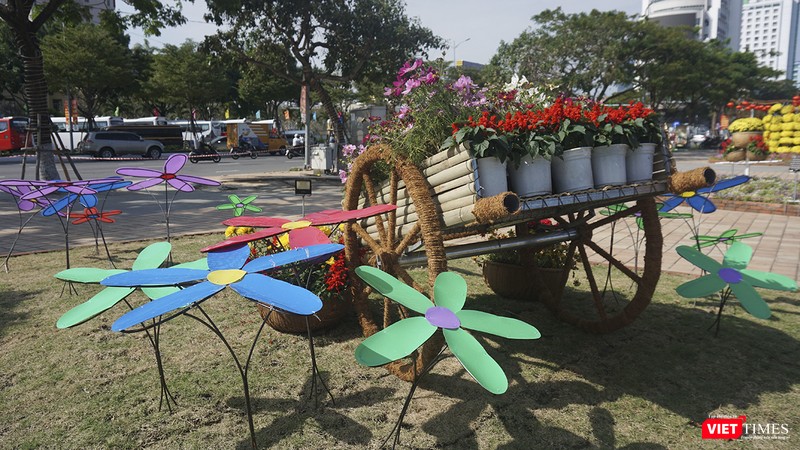 Một tiểu cảnh trên đường hoa Bạch Đằng