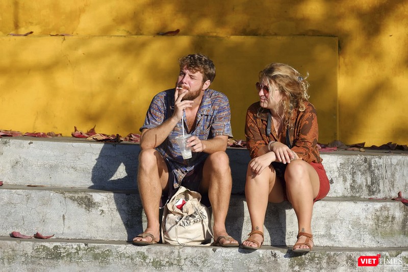 Du khách lặng lẽ ngắm Hội An vào Tết