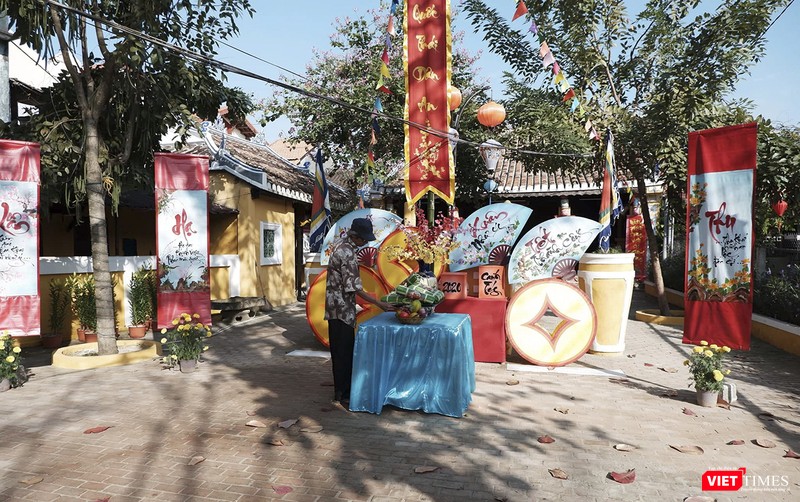 Cây nêu, mâm ngũ quả đã được bày biện nơi đình làng