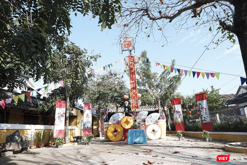 Ở một không gian khác, vây nêu đã được dựng lên ở sân đình