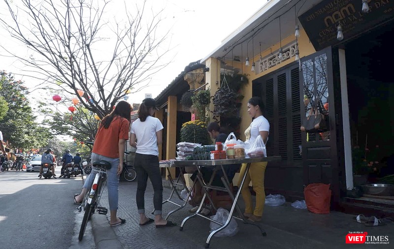 Đặc sản ngày Tết được bày bán trên các con phố cổ thưa vắng người
