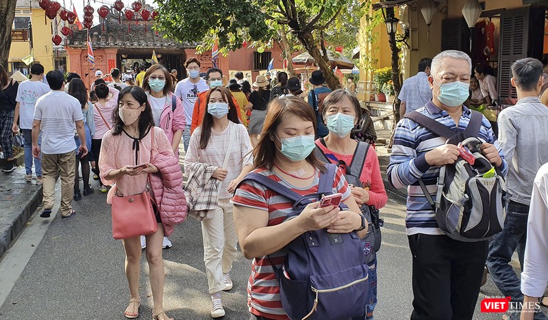 Du khách nước ngoài du lịch tại Hội An trong mùa dịch COVID-19 Du khách nước ngoài du lịch tại Hội An trong mùa dịch COVID-19