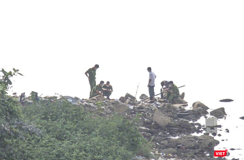 Lực lượng cảnh sát điều tra đang điều tra hiện trường