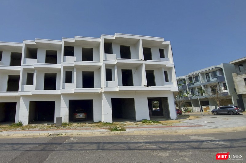 Đô thị xen lẫn những khu nhà đã có người ở và dở dang