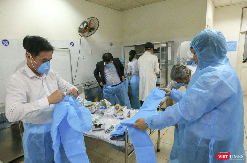 Khu vực mặc trang thiết bị bảo hộ phòng chống dịch Khu vực mặc trang thiết bị bảo hộ phòng chống dịch