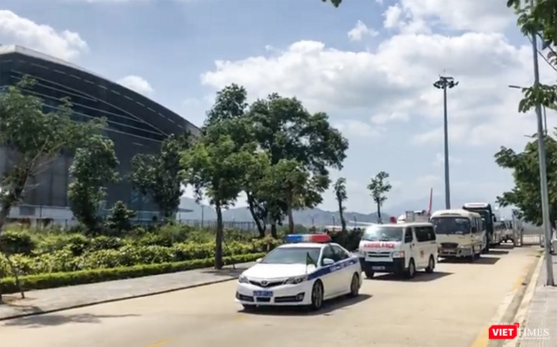 Xe cảnh sát dẫn đoàn đưa số hành khách về bệnh viện Xe cảnh sát dẫn đoàn đưa số hành khách về bệnh viện