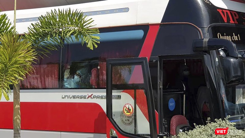 Hành khách và nhân viên y tế được trang bị bảo hộ nghiêm ngặt Hành khách và nhân viên y tế được trang bị bảo hộ nghiêm ngặt